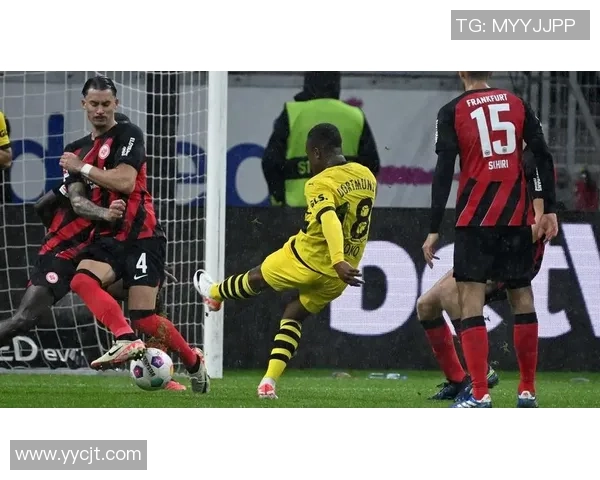 德甲激战曼联大胜多特蒙德补时进球引发争议判罚全场沸腾